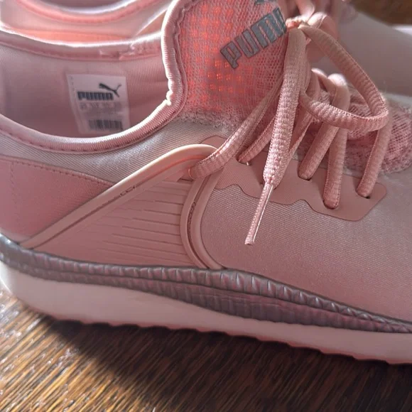 PUMA shoes. Size women 11 - Picture 3 of 6